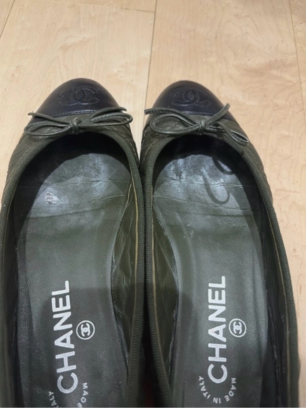 CHANEL Olive Green Leather Ballet Flats with Black Cap Toe - Picture 5 of 8